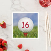 16e verjaardag witte golfbal op rood t-shirt servet (Insitu)