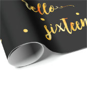 16e verjaardag zwart goud hallo 16 typografie cadeaupapier (Rol Hoek)