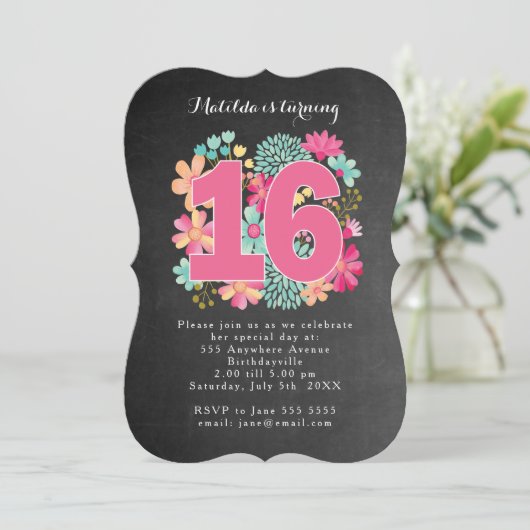 16e verjaardagsfeestje krijtbord geschilderd bloem kaart (Staand voorkant)