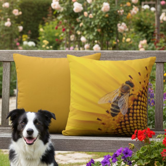 16x16 Gele Zonnebloem en Bee Outdoor Kussen (Yellow outdoor pillow for beekeepers and bee lovers.)