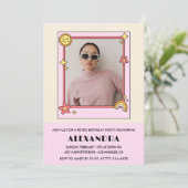 17e verjaardag uitnodiging Retro Groovy Pink Flora (Staand voorkant)