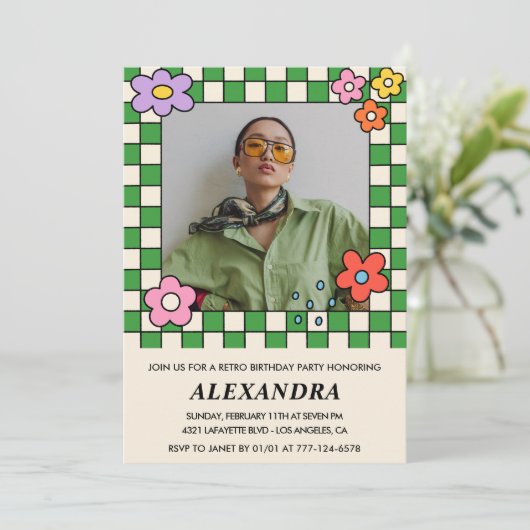17e verjaardag uitnodigingen Retro Groovy Bloemen (Staand voorkant)