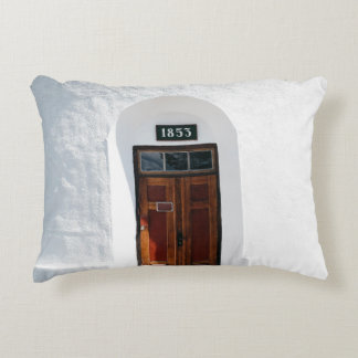 1852 WOODEN DEUR OP DAG GESLOTEN ACCENT KUSSEN