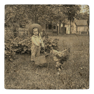 1890's tuin LIttle Girl met Rooster Cart Foto Trivet