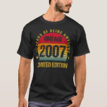 18 jaar oud Achttiende 2007 Vintage 18e verjaardag T-shirt<br><div class="desc">2007 Limited Edition 18th Birthday 18 Years,  Onze Verjaardag design voor tiener zijn leuk en grappig,  ontworpen om een idee voor Verjaardag 2007 te kiezen,  voor jongens en meisjes op hun achttiende-jarige happy b-day party. 18 jaar is de beste leeftijd.</div>