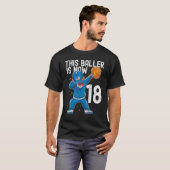 18 jaar oude Baseball Birthday 18th Baller Player T-shirt (Voorkant volledig)