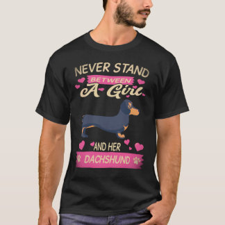 18 Sta nooit tussen een meisje en haar Dachshund T-shirt