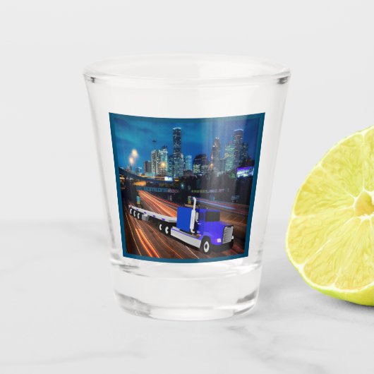 18 Wheeler Truck Op Snelweg met Houston Skyline Shot Glas (Voorkant)