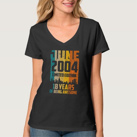 18e verjaardag 18 jaar Geweldige sinds juni 2004 V T-shirt (Voorkant)