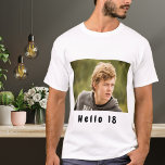 18e verjaardag aangepaste foto hallo 18 jongens t-shirt<br><div class="desc">Sjabloon voor Uw foto. Zwarte tekst: Hallo 18! Een shirt voor een 18e verjaardagsfeestje voor hem.</div>