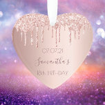 18e verjaardag decor roos goud glitter ornament<br><div class="desc">Een ornament voor een meisje en glamoureus 18e verjaardag. Een faux gouden achtergrond van het roos met een elegante faux goudglitter van het roos, een druppelaar. De tekst: De naam wordt geschreven in donker roos goud met een groot modern handgeschreven stijlmanuscript. Tempate voor een datum en 18 jaar. Perfect als...</div>