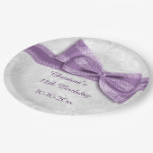 18e verjaardag Paars Damask en Faux Bow Papieren Bordje (Gekanteld)