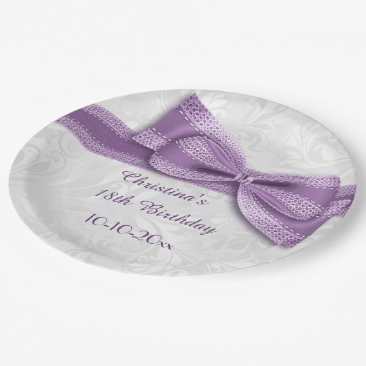 18e verjaardag Paars Damask en Faux Bow Papieren Bordje (Gekanteld)