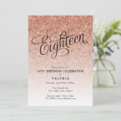 18e Verjaardag Roos Gouden Glitter Invitation Kaart (Staand voorkant)