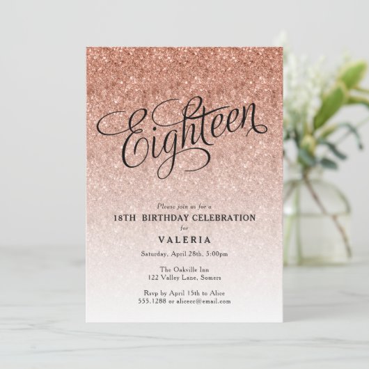 18e Verjaardag Roos Gouden Glitter Invitation Kaart (Staand voorkant)