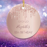 18e verjaardag roos gouden glitterdruppels keramisch ornament<br><div class="desc">Een ornament voor een meisje en glamoureus 18e verjaardag. Een faux gouden achtergrond van het roos met een elegante faux goudglitter van het roos, een druppelaar. De tekst: De naam wordt geschreven in donker roos goud met een modern handgeschreven stijlmanuscript. Tempate voor een datum en 18 jaar. Perfect als feestdecoratie,...</div>