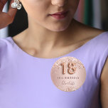 18e verjaardag roos gouden zwarte glitter naam tag ronde button 3,2 cm<br><div class="desc">Elegant, klassiek, glamoureus en girale naamplaatje voor een 18e verjaardagsfeestje. Roos gouden en dubbelzinnige verloop achtergrond. Gedemoreerd met roos goud, faux glitter, sparkles. Pas een naam aan en voeg deze toe. De naam wordt geschreven met een modern donker roos gekleurd hand lettered stijlmanuscript. Nummer 18 is geschreven met een ballonstijllettertype....</div>