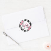 18e verjaardag roze rozen op zwarte witte strepen ronde sticker (Envelop)