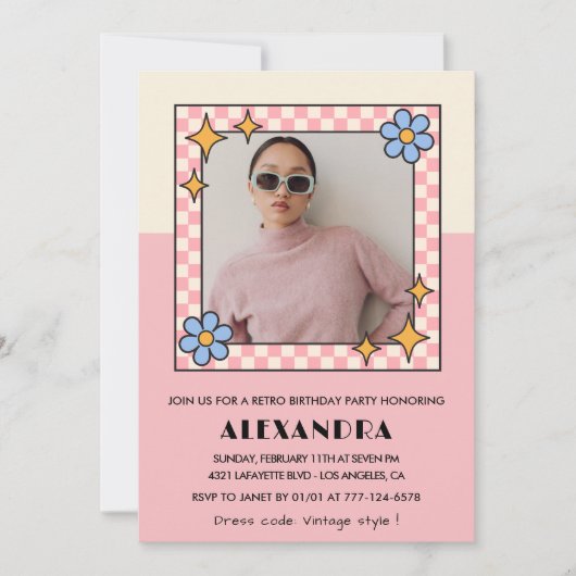 18e verjaardag uitnodiging Retro Groovy Pink Flowe (Voorkant)