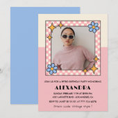 18e verjaardag uitnodiging Retro Groovy Pink Flowe (Voorkant / Achterkant)