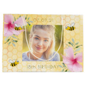 18e verjaardag van bijen roze bloemen honingraat groot cadeauzakje (Achterkant)