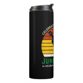 18e verjaardag van de vrijheid thermosbeker (Gedraaid links)