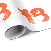 18e verjaardag voor iedereen, oranje op wit. cadeaupapier (Rol Hoek)