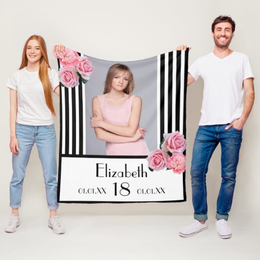 18e verjaardag zwarte witte strepen bloemfoto fleece deken (In situ)