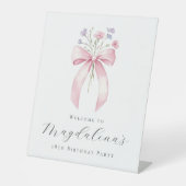 18e verjaardagsfeest Pink Bow Wildflower Welkom Reclamebord Met Voetstuk (Voorkant)