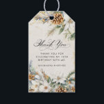 18e Verjaardagsfeest Witte Winter Bloemen Favoriet Cadeaulabel<br><div class="desc">Elegante winterwitte bloemen zijn genesteld in dennengroen en pinecones. De zachte ivoorwitte waterverf wasachtergrond is geaccentueerd met gouden vlekken om een verfijnde en chique esthetiek te creëer.</div>