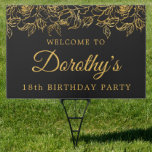 18th Birthday Luxe Goud Roos Zwart Welkomstterrein Tuinbord<br><div class="desc">Zet de toon voor uw 18e verjaardagsfeestje met deze Gold Roos Welcome Yard Sign showstopper. De gouden tekst op de dramatische zwarte achtergrond poppen echt en de gouden rozen rand maakt een zeer gedurfde uitspraak. Alle tekst is bewerkbaar, dus u kunt alleen de juiste woorden kiezen om precies de juiste...</div>