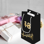 18th Birthday party black gold muzieknoten name Klein Cadeauzakje<br><div class="desc">Koele en elegante zwarte achtergrond met faux gouden muzieknoten voor een 18e verjaardag. Sjablonen voor de leeftijd van 18 jaar en naam. De naam is geschreven in een handgeschreven stylescript. Gouden letters en cijfers.</div>