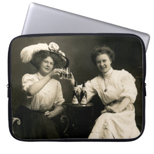 1905 Bier Drink meisjesvrienden Laptop Sleeve