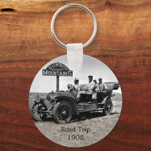 1908 Road Trip Sleutelhanger (Voorkant)