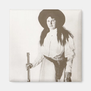 1910 Foto Portret van een Cowgirl met een Geweer Magneet