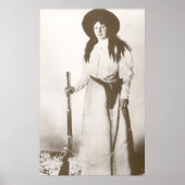 1910 Foto Portret van een Cowgirl met een Geweer Poster (Voorkant)
