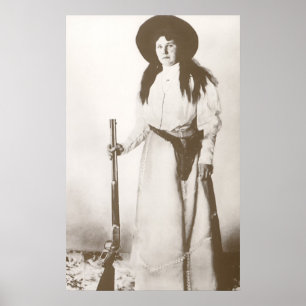 1910 Fotoportret van een Cowgirl die een rif vasth Poster
