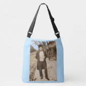 1920s vernaculair, jong man met fotoklasse crossbody tas (Voorkant)