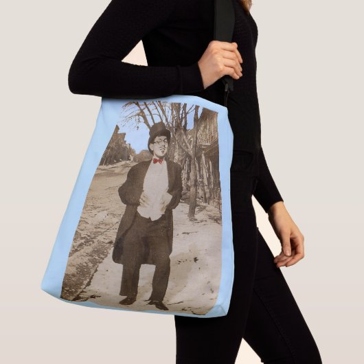 1920s vernaculair, jong man met fotoklasse crossbody tas (Dichtbij)
