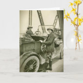 1920s  Vrouwen in Sportkleding Pose met Auto Kaart (Gele Bloem)