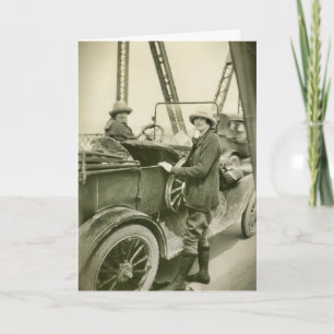 1920s  Vrouwen in Sportkleding Pose met Auto Kaart