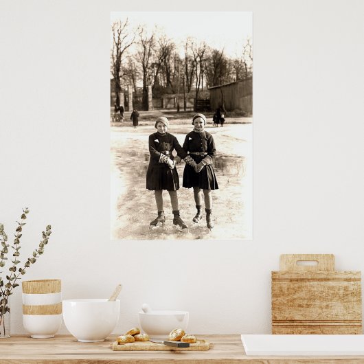 1925 Vriendinnen ijsschaatsen Poster (Keuken)