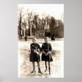 1925 Vriendinnen ijsschaatsen Poster (Voorkant)