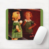 1930 klein meisje dat in de spiegel kijkt muismat (Met muis)