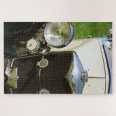 1934 Riley 9 Lynx Tourer bij de kathedraal van Wel Legpuzzel (Horizontaal)