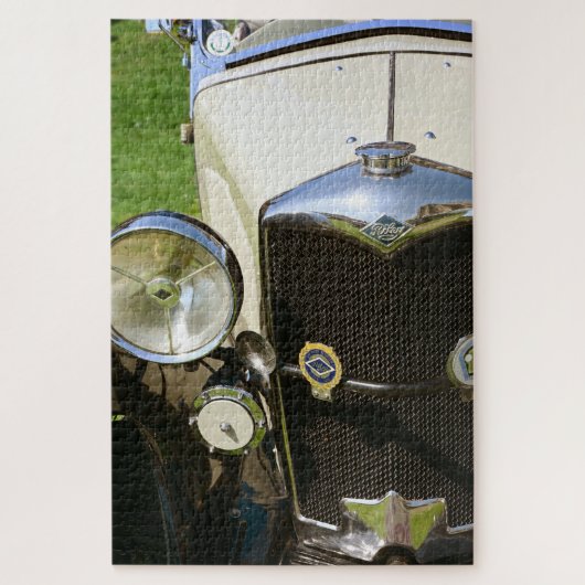 1934 Riley 9 Lynx Tourer bij de kathedraal van Wel Legpuzzel (Verticaal)