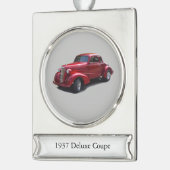 1937 Deluxe Coupe Banner Ornament Verzilverd Banner Ornament (Links)