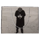 1940 fotograaf op het strand groot cadeauzakje (Achterkant)