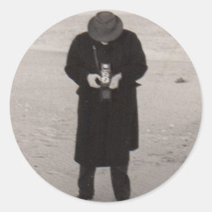 1940 fotograaf op het strand ronde sticker