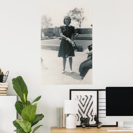 1940 vrouw met pet poster (Thuiskantoor)